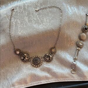 Chic Silver Necklace with Intricate Detailing snaps can be re arranged
